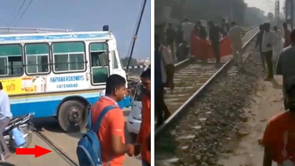रेलवे ट्रैक के बीच में फंसी थी बस और दूसरी तरफ से आ रही थी ट्रेन फिर जो हुआ वो आपको कर देगा हैरान
