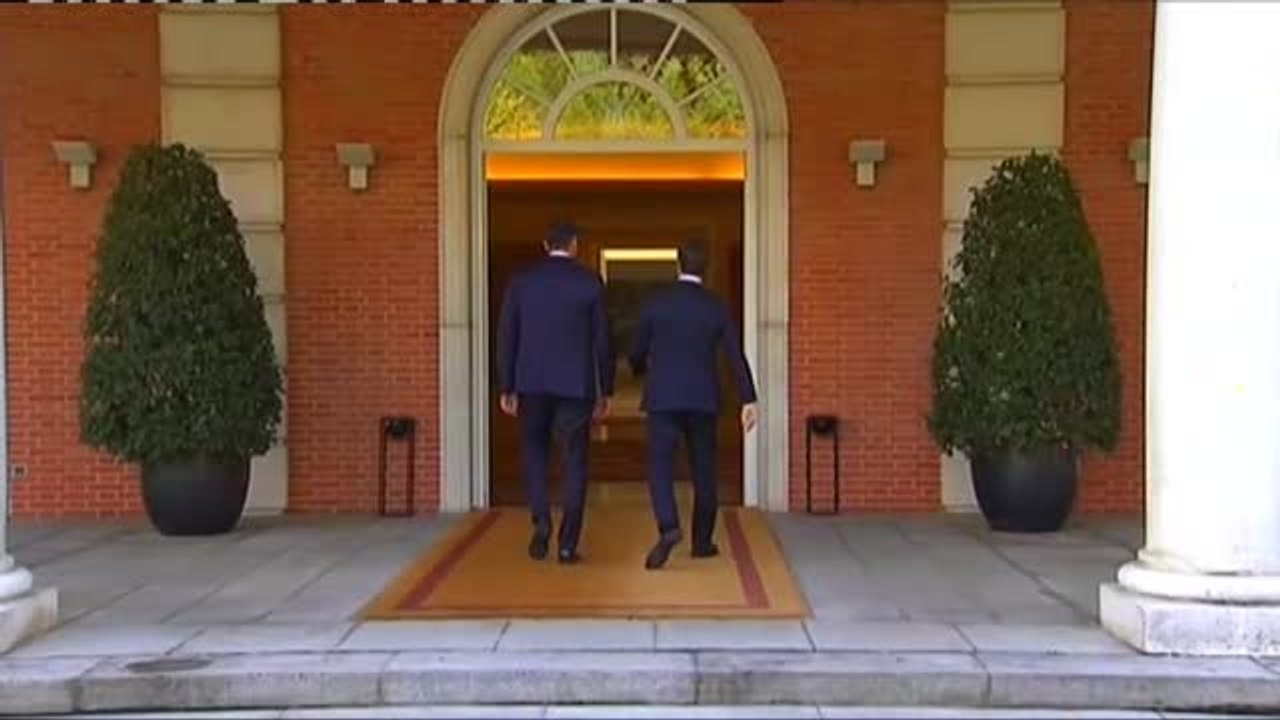 Pedro Sánchez recibe a Pablo Casado para analizar la situación en Cataluña