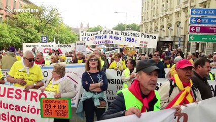 Hundreds of retirees protest for higher pensions in Madrid