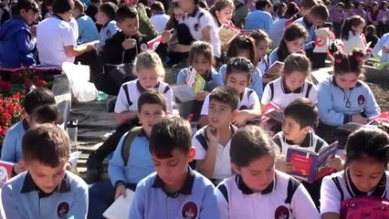 Öğrenciler hem kitap okudu hem de Mehmetçik'e dua etti