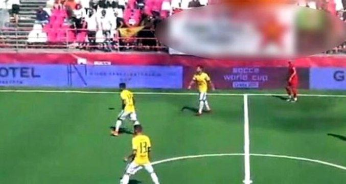 Yunanistan'da açılan pankart ve kötü tezahürat sonrası Türk oyuncular sahayı terk etti