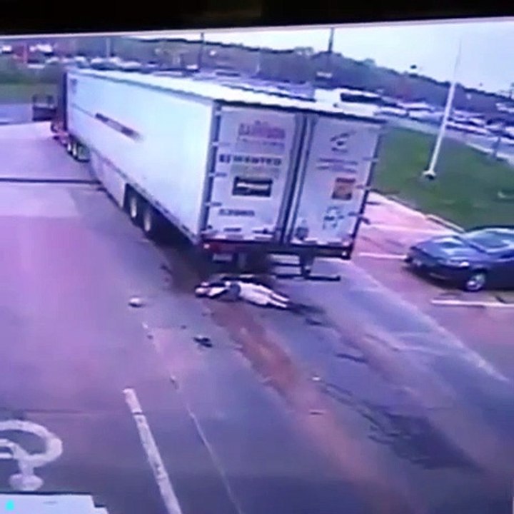 Il reçoit un très mauvais coup sur la tête de la porte de son camion à cause du vent