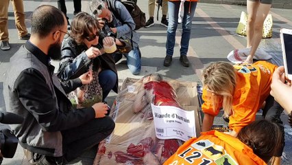 Action "barquettes de viande humaine" de L214 à Toulouse - 16/10/19