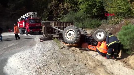 Kütahya odun yüklü traktör devrildi 1 yaralı