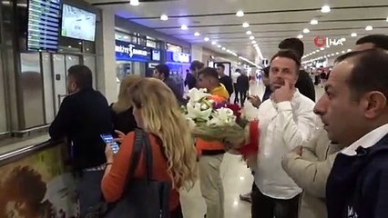 Dünya İkincisi Boksör Buse Naz Çakıroğlu'ndan Havalimanında Asker Selamı