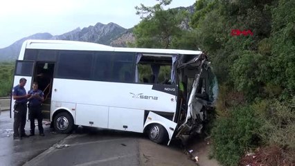 Antalya'da iki midibüs çarpıştı 3 yaralı