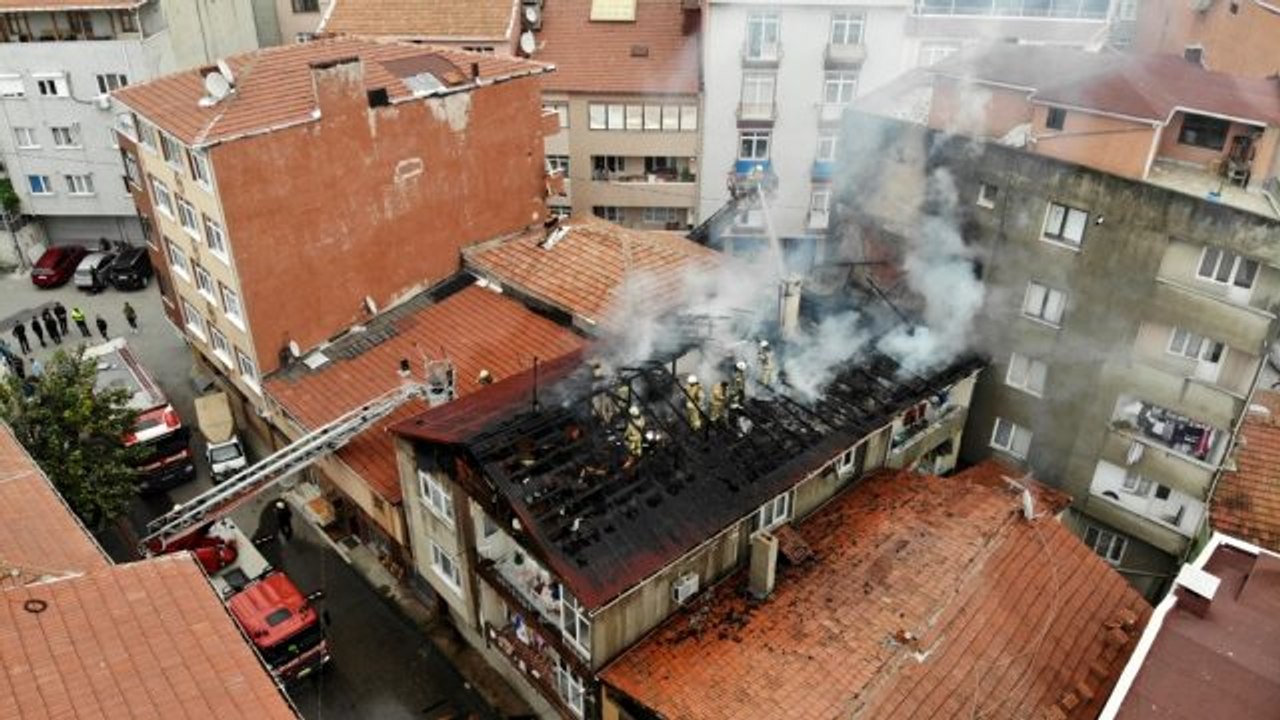 Üsküdar'da korkutan çatı yangını kamerada