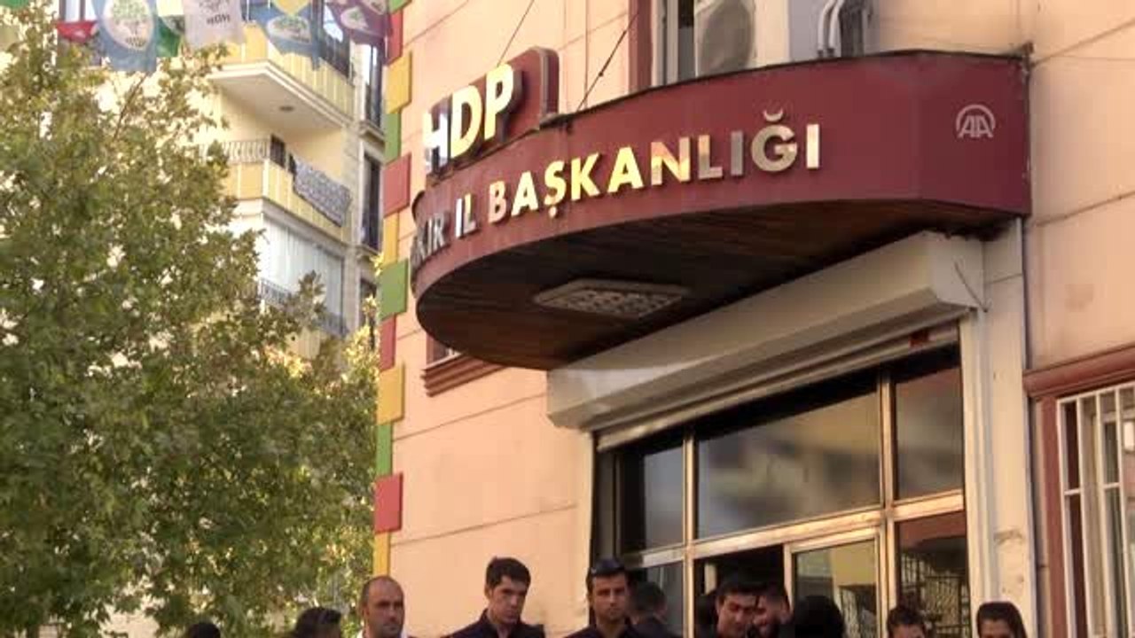 HDP önünde oturma eylemi yapan ailelerden asker selamı