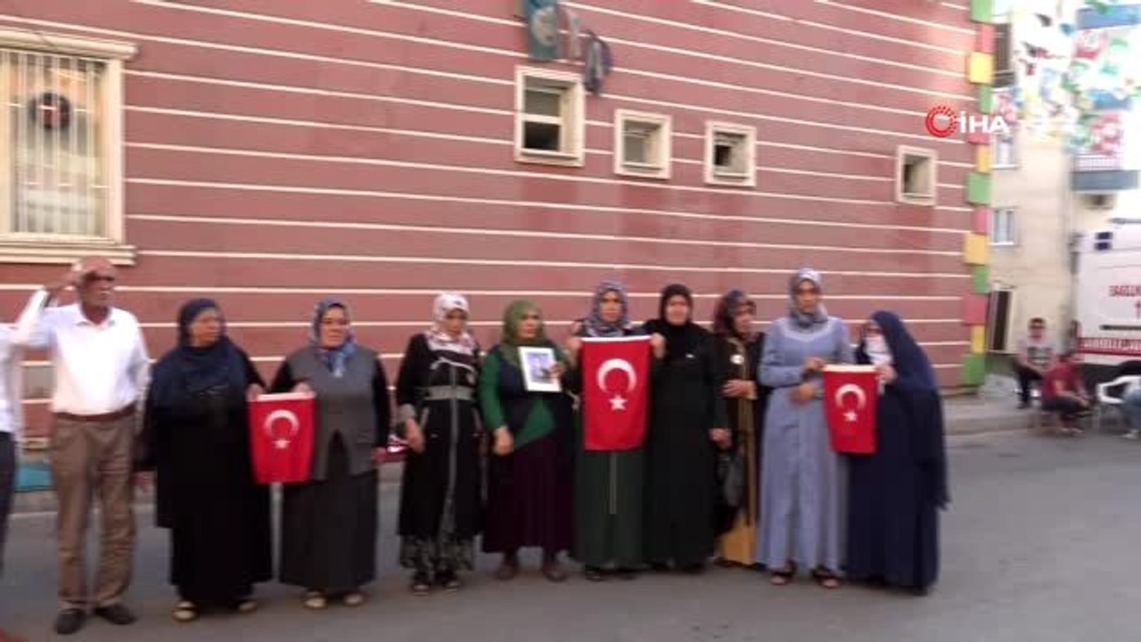 HDP önündeki ailelerden 'Asker selamlı' destek