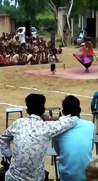 सरकारी स्कूल में जब इस छोटे से बच्चे ने डांस स्टार्ट किया तो सारे बच्चे तालियां बजाने लगे