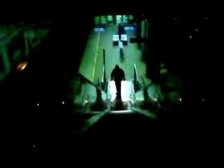 hugo glisse sur un escalator