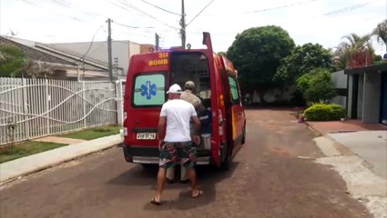 Mulher fica ferida após sofre queda de escada