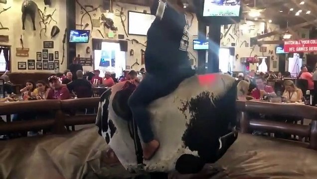 Rodéo : elle tombe du taureau dès le lancement du jeu !