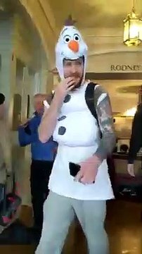 Blague : il est le seul déguisé à une soirée entre amis ! Olaf - La reine des neiges