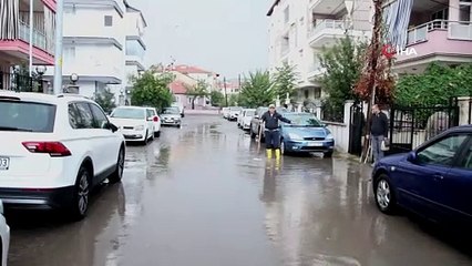 Kula’da aniden bastıran sağanak yağış sele neden oldu