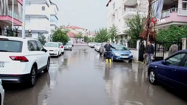 Kula’da aniden bastıran sağanak yağış sele neden oldu