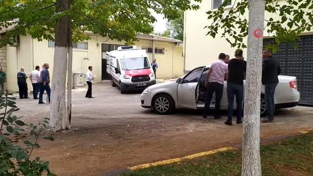 Kilis'te kuyuya düşen ineği çıkarmak isterken zehirlenerek ölen 3 kişinin cenazeleri yakınlarına...