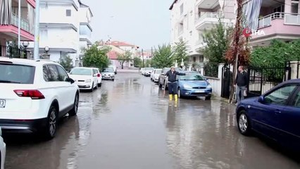 Sağanak yağış Kula'da sokakları göle çevirdi