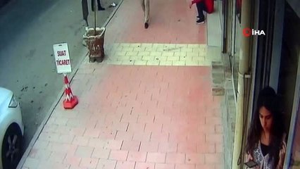 Kaldırımda otururken silahlı saldırıya uğradı, o anlar güvenlik kameralarına yansıdı