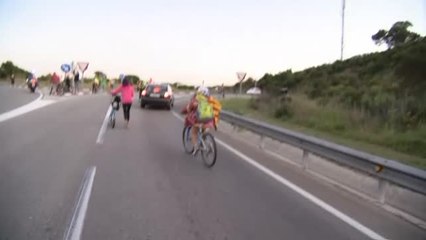 Una conductora adelanta por el arcén a los manifestantes de la columna de Girona