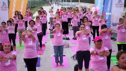 Yoga yaparak meme kanserine dikkat çektiler