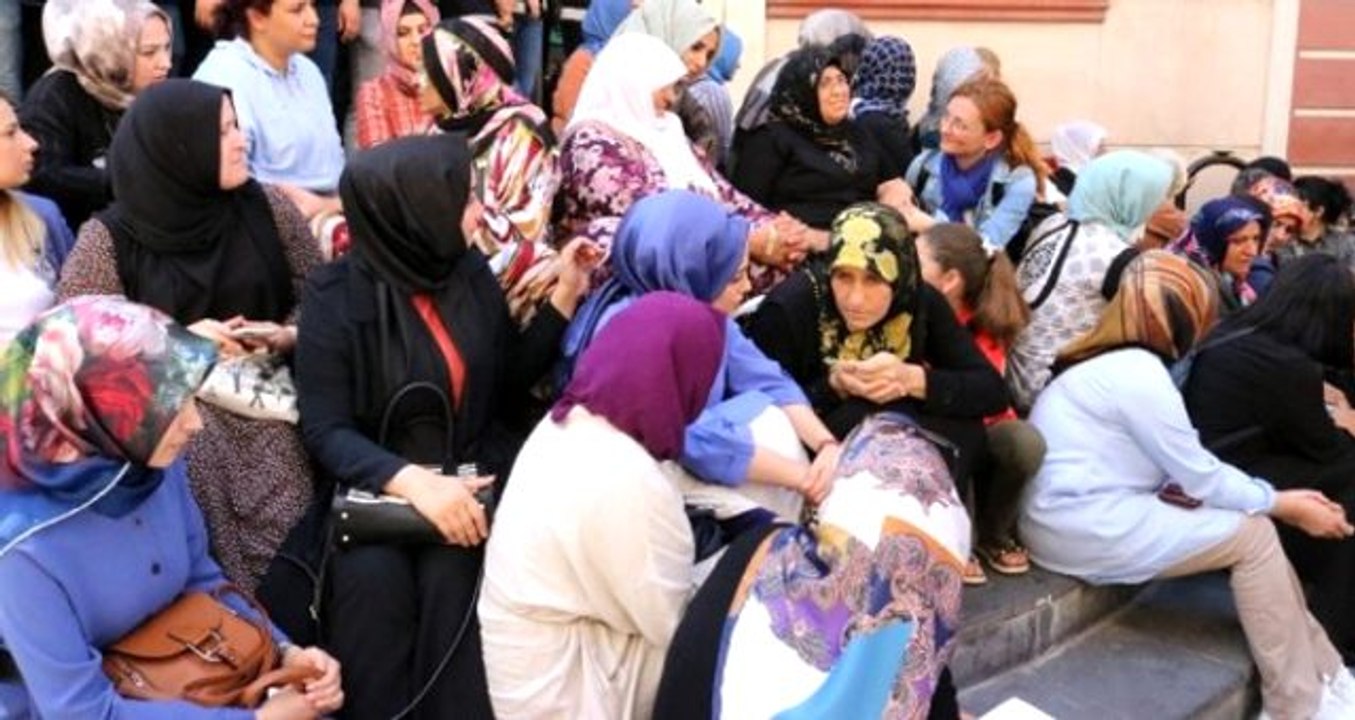Öldürülen kadın teröristin annesinden HDP önünde oturma eylemi yapan ailelere çağrı: Vazgeçmesinler