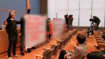 Almanya'da terör örgütü yandaşları basın toplantısını bastı