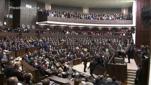 Turquía descarta negociar con fuerzas kurdas y exige que depongan las armas