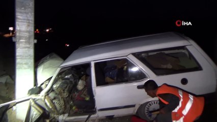 Otomobil direğe çarptı: 2 yaralı