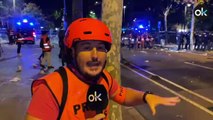 Los CDR lanzan botellas y petardos contra la línea policial en Barcelona