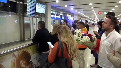 Dünya ikincisi boksör Buse Naz Çakıroğlu'ndan havalimanında asker selamı