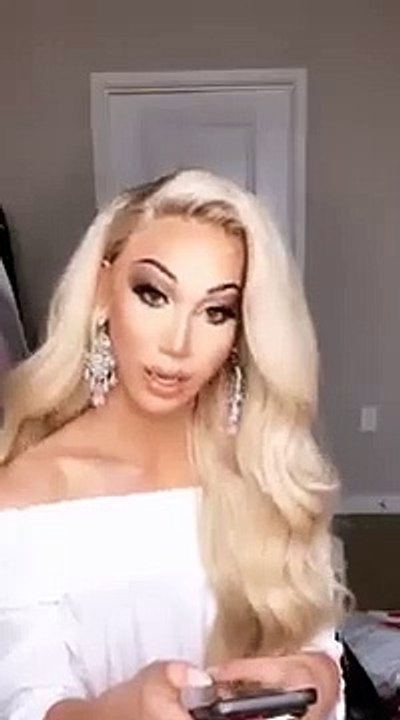 Plastique Tiara live