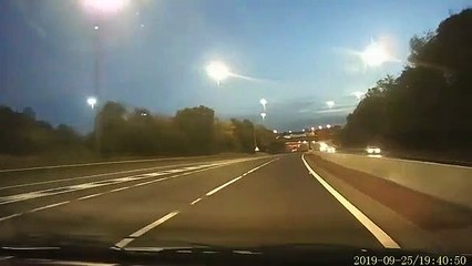 Dangereux! Ce conducteur reçoit un caillou sur son pare-brise