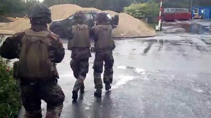 Scénario : des militaires poursuivent un rebelle, sous des tirs nourris