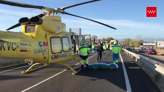 Bomberos rescatan a una conductora de 64 años en Madrid