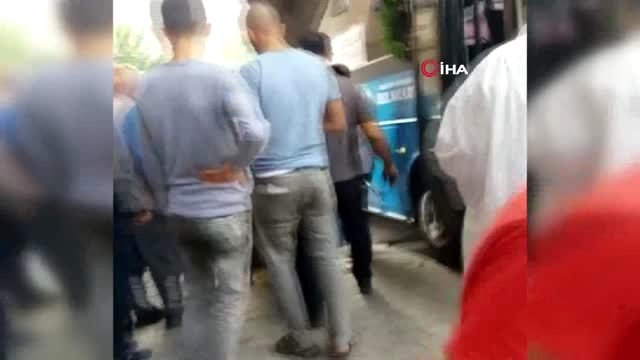 Kontrolden çıkan halk otobüsü önce temizlik işçisine, ardından kaldırımda bekleyen kardeşlere...