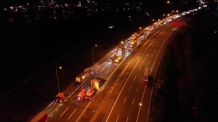 Bolu lastiği patlayan tır yandı, yol ulaşıma kapandı