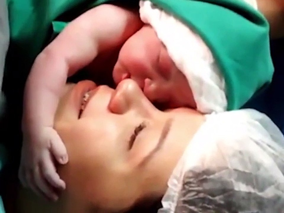 A peine né, ce bébé s'accroche à maman... Trop mignon