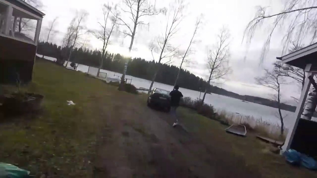 Il oublie le frein à main et sa voiture fini au milieu du lac gelé