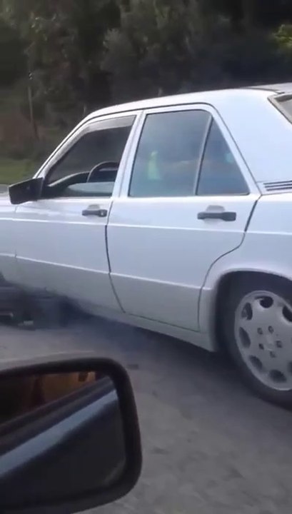 Un automobiliste roule sans roue avant!