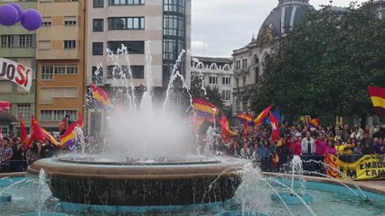 Los manifestantes protestan ante la llegada de la Familia Real