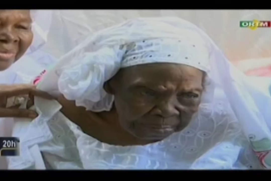 ORTM /Visite du Président IBK à la doyenne de Bamako, Mme Sangaré Kadia Togola à l’occasion de la 25 ème édition du mois de la solidarité