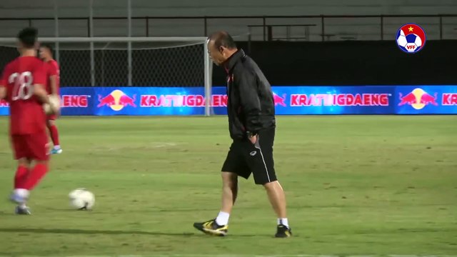 ĐT Việt Nam hứng khởi làm quen sân, sẵn sàng đối đầu ĐT Inodonesia | VFF Channel