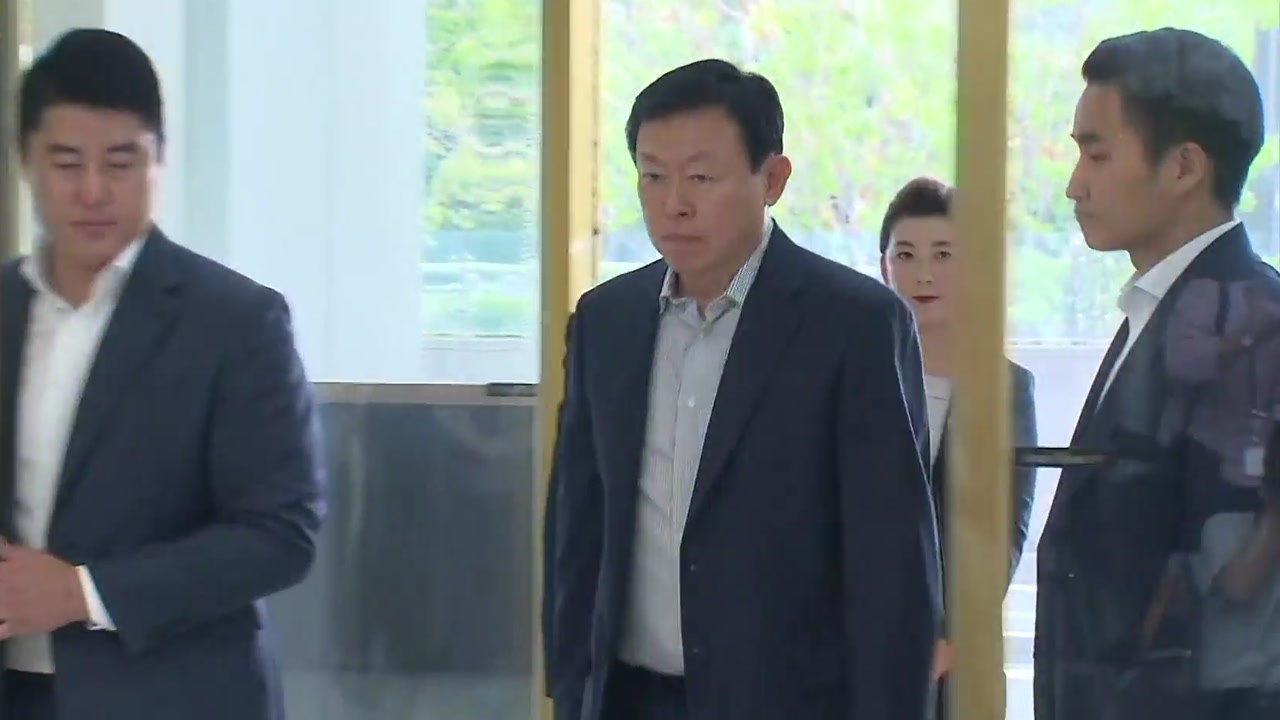 '국정농단 뇌물' 신동빈 롯데 회장 징역 2년 6개월·집유 4년 확정 / YTN
