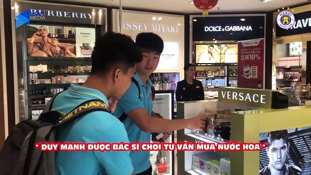Duy Mạnh mê nước hoa, Đức Huy mê phim kinh dị | ĐTVN về nước sau trận thắng Indonesia | Hanoi FC