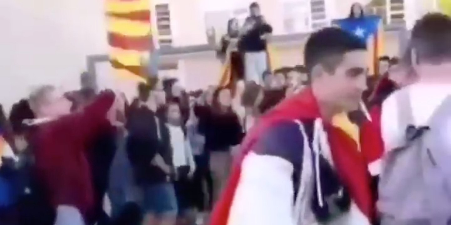 Cuando el 'malote' del Instituto, que reparte unas hostias como panes, se pasea con la bandera española y nadie se atreve a decir ni mus