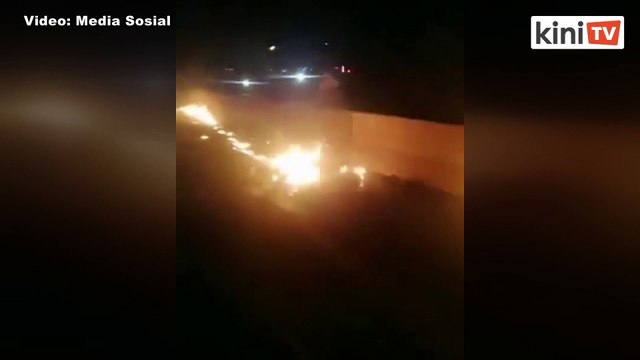 35 terbunuh, bas rempuh kenderaan berat