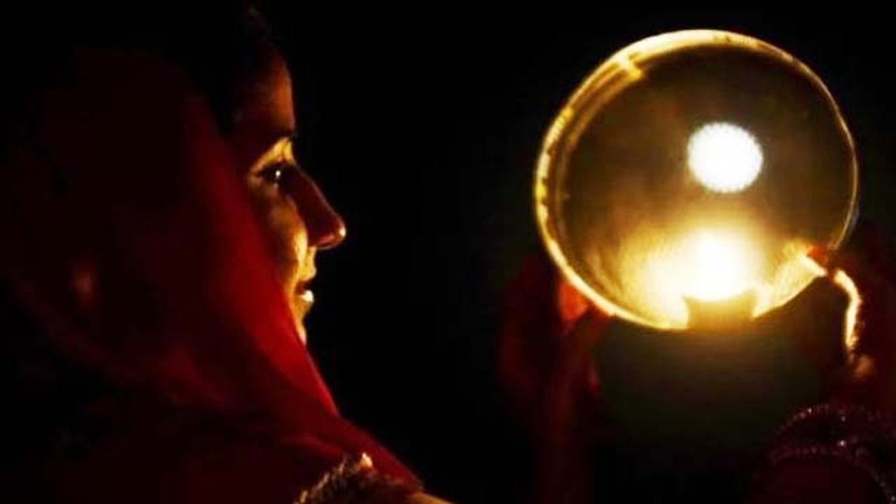 करवा चौथ : आज विदेशों में इस वक्त निकलेगा करवाचौथ का चांद | Karwa Chauth 2019 | Boldsky