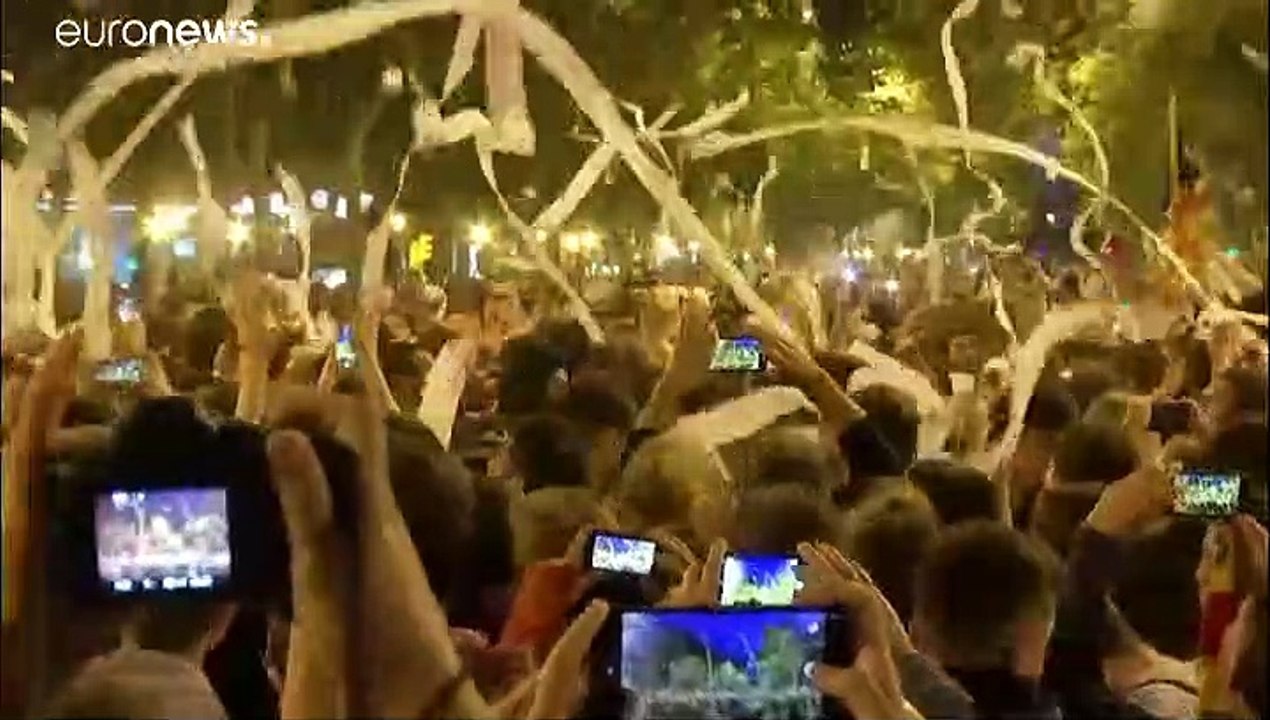 إسبانيا: اشتباكات عنيفة بين الشرطة ومؤيدي استقلال إقليم كتالونيا لليوم الثالث على التوالي