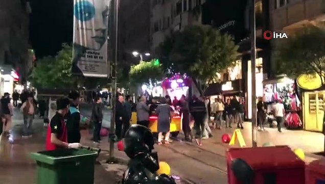 Taksiciden aracına tekme atan şahsa uçar tekme